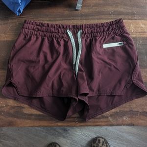 Vuori Clementine Short 2.0 in Mulberry